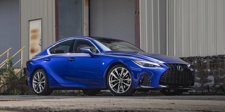 Lexus presentó el IS 2021