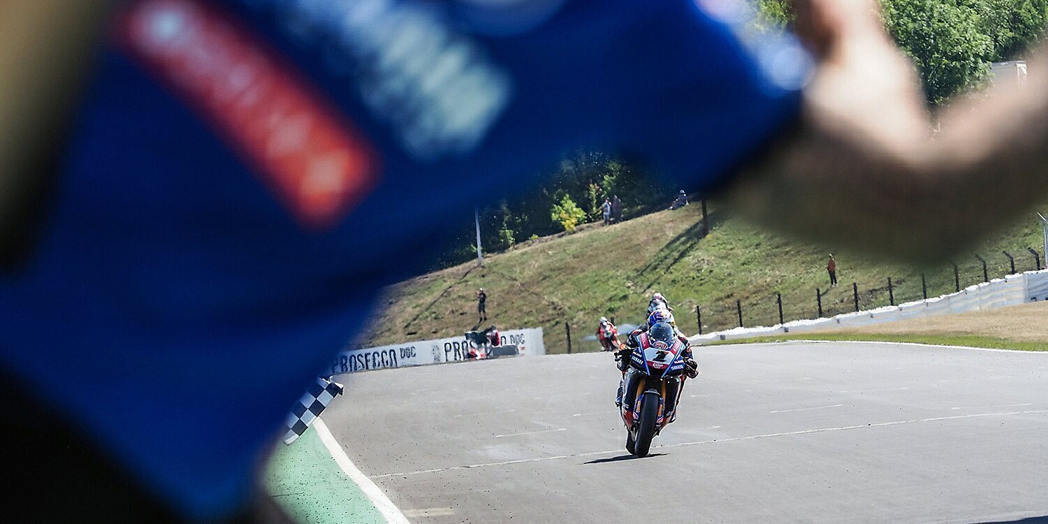 Razgatlioglu se lleva la Carrera 2 por delante de Bautista y Rea