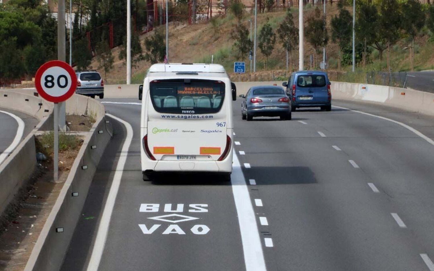 La DGT te podría multar con 500 euros si circulas por un carril VAO