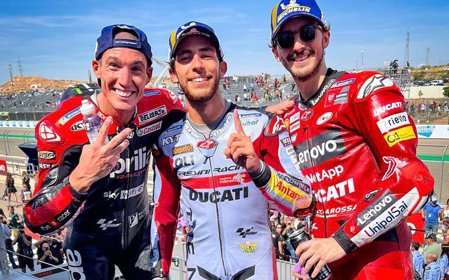 Gana Bastianini y Quartararo se cae en un toque con Márquez