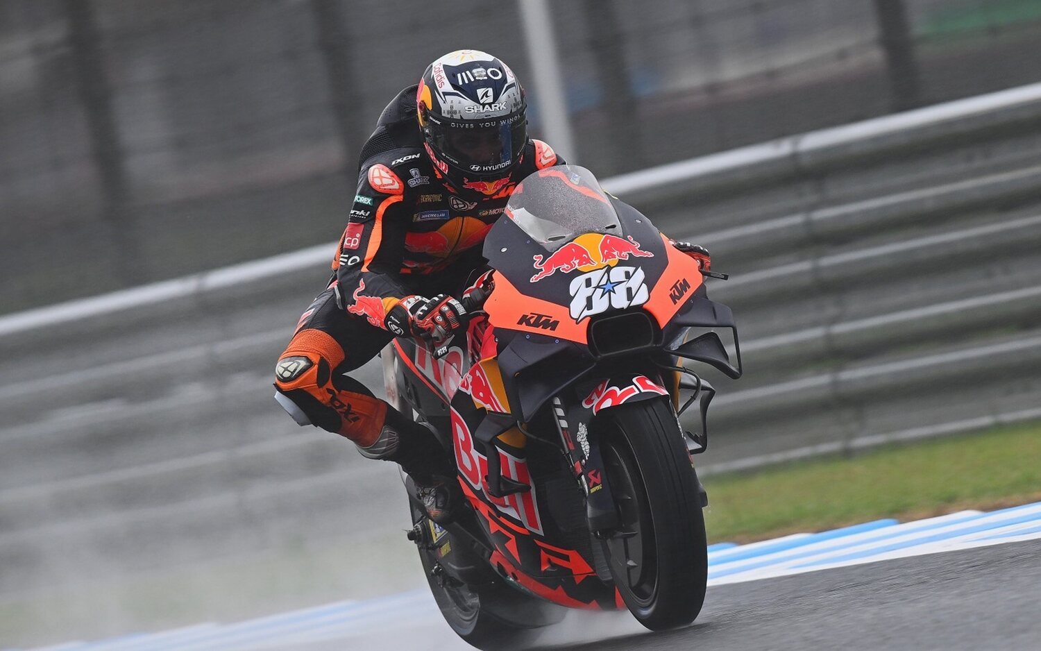 Oliveira consigue su segunda victoria del año, Quartararo se hunde en Tailandia