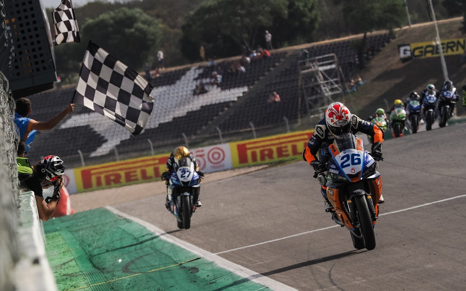 Gennai se  hace con la Carrera 2 de Portugal en un triplete de Yamaha