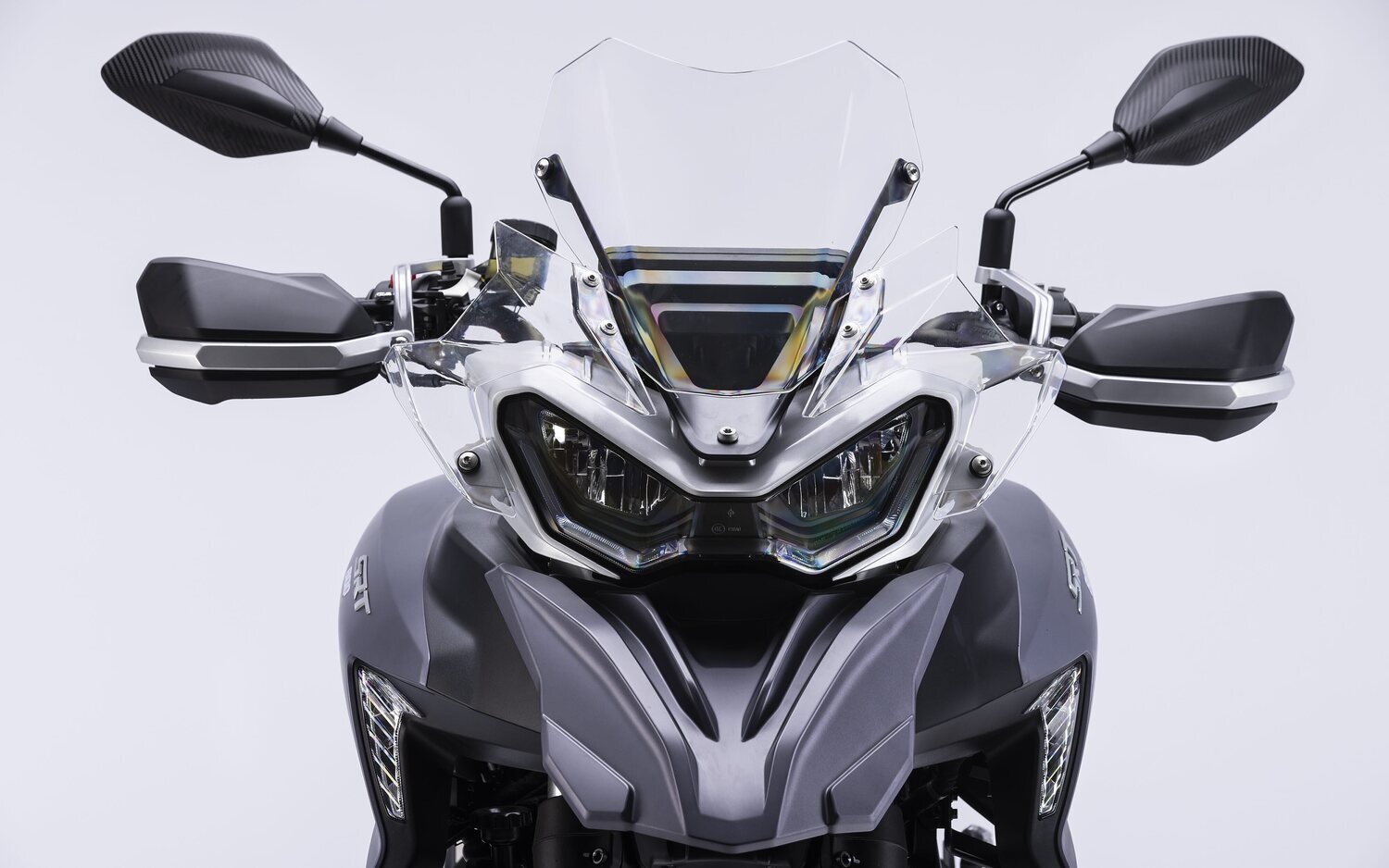 QJ Motor presenta su gama de productos en España