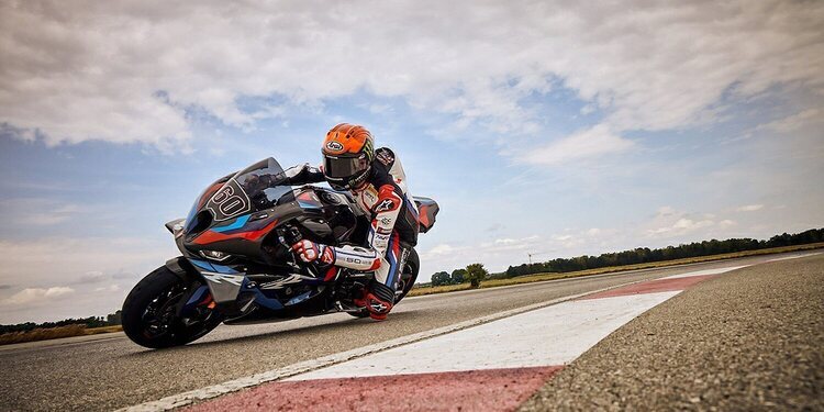 BMW M 1000 RR se renueva manteniendo su esencia deportiva
