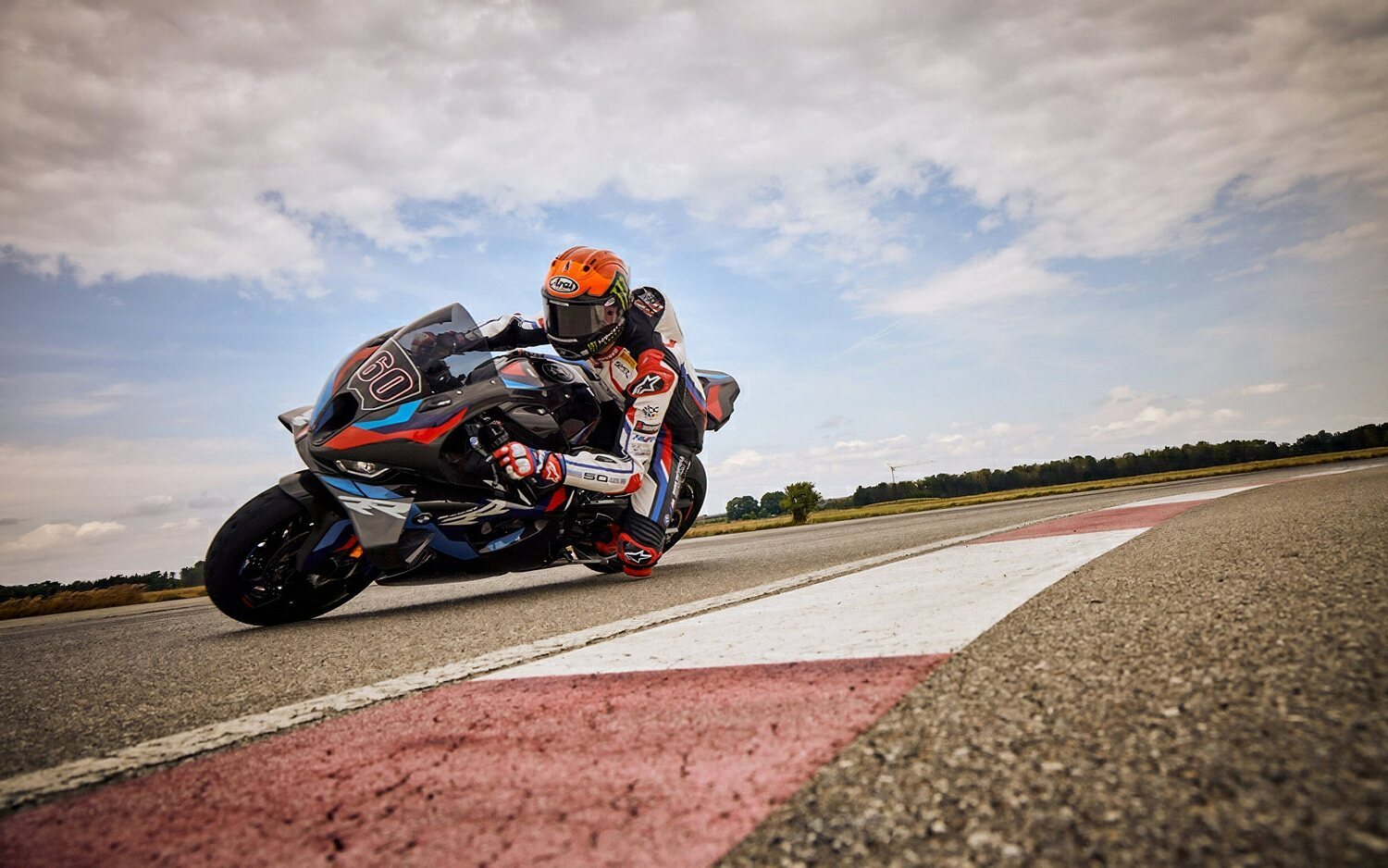 BMW M 1000 RR se renueva manteniendo su esencia deportiva