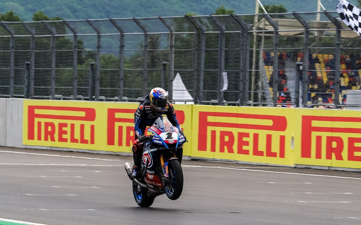 Toprak Razgatlioglu se impone en la carrera 900 del WorldSBK