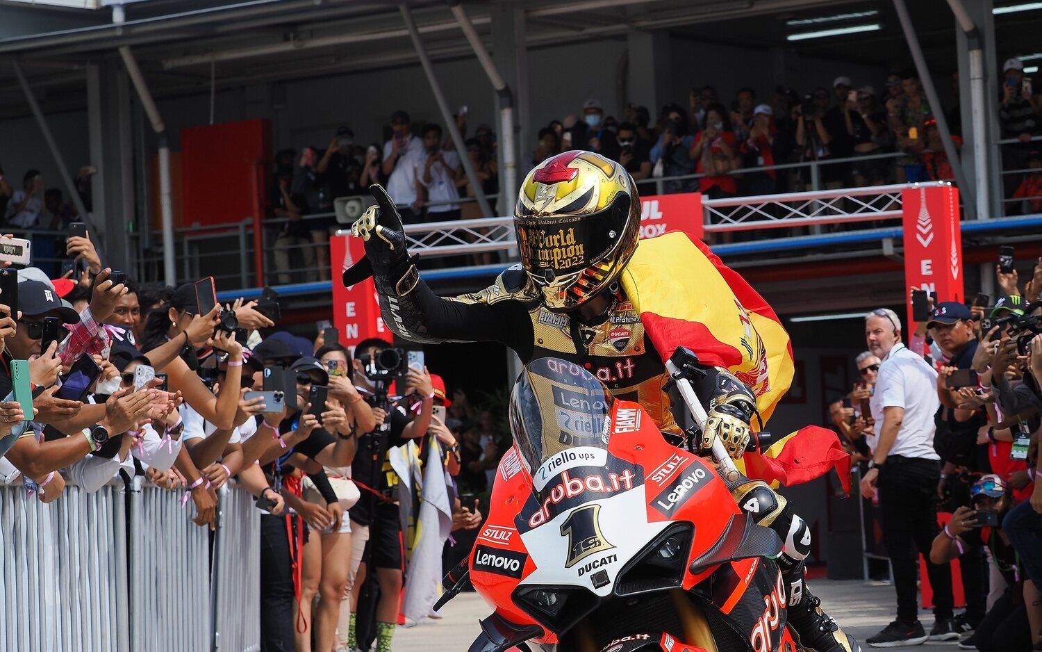 Razgatlioglu logra el triplete, Bautista nuevo campeón
