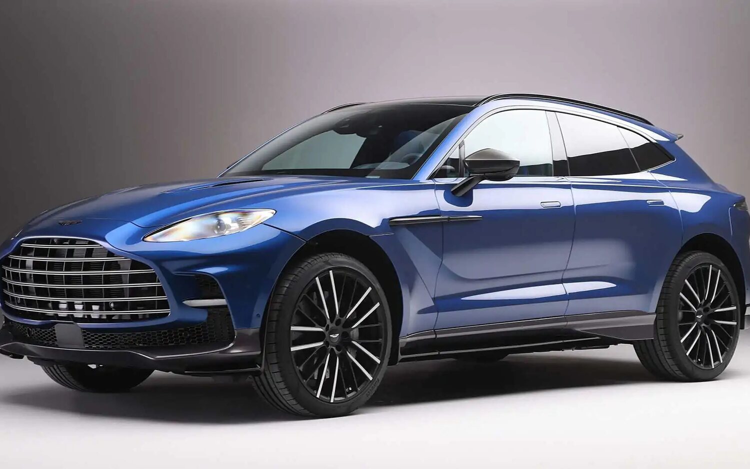 Fernando Alonso estrena su nuevo Aston Martin DBX 707