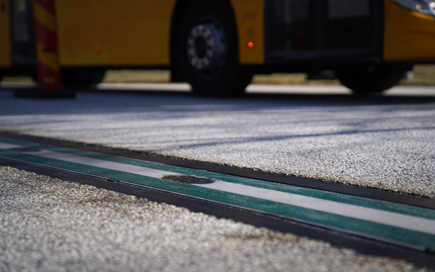 Suecia estudia recargar los coches eléctricos en las carreteras