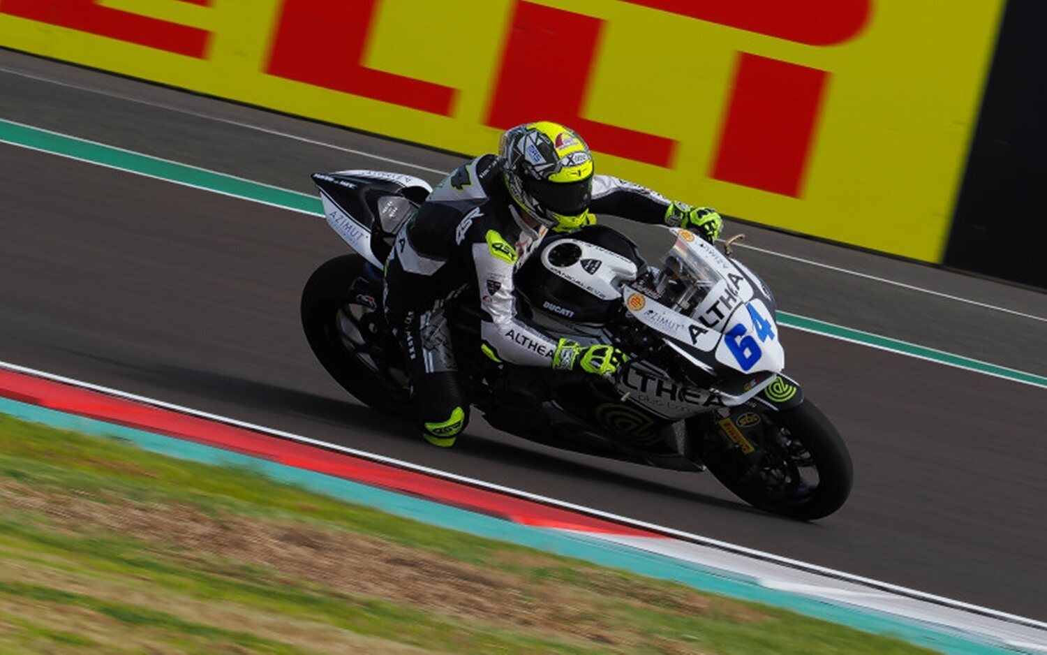 Federico Caricasulo bate a Manzi y vence la 'Race 2' en Mandalika