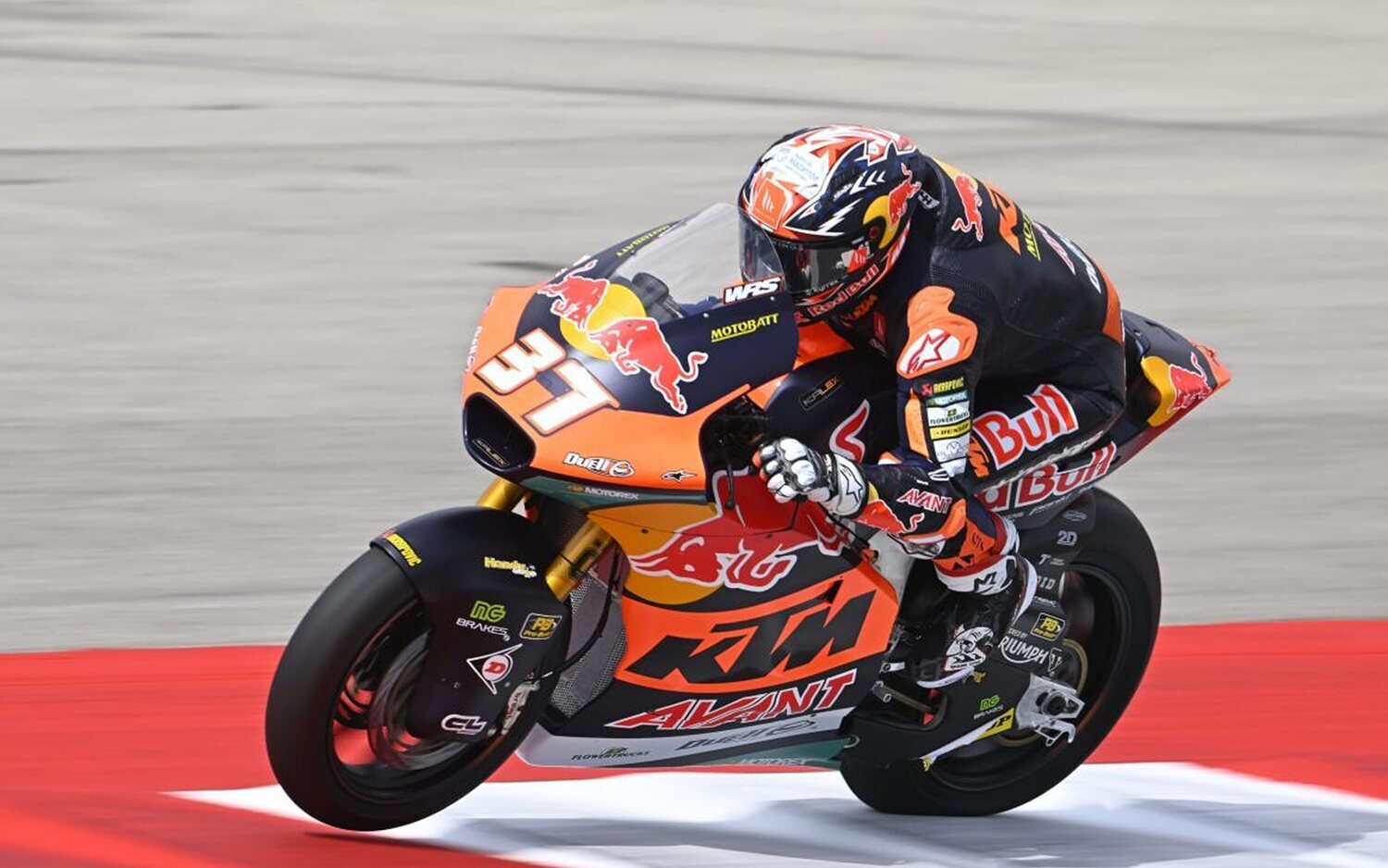 Acosta lidera el triplete español en el último día de test en Portimao
