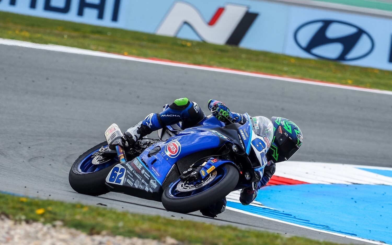 Manzi lideró un FP1 marcado por una bandera roja