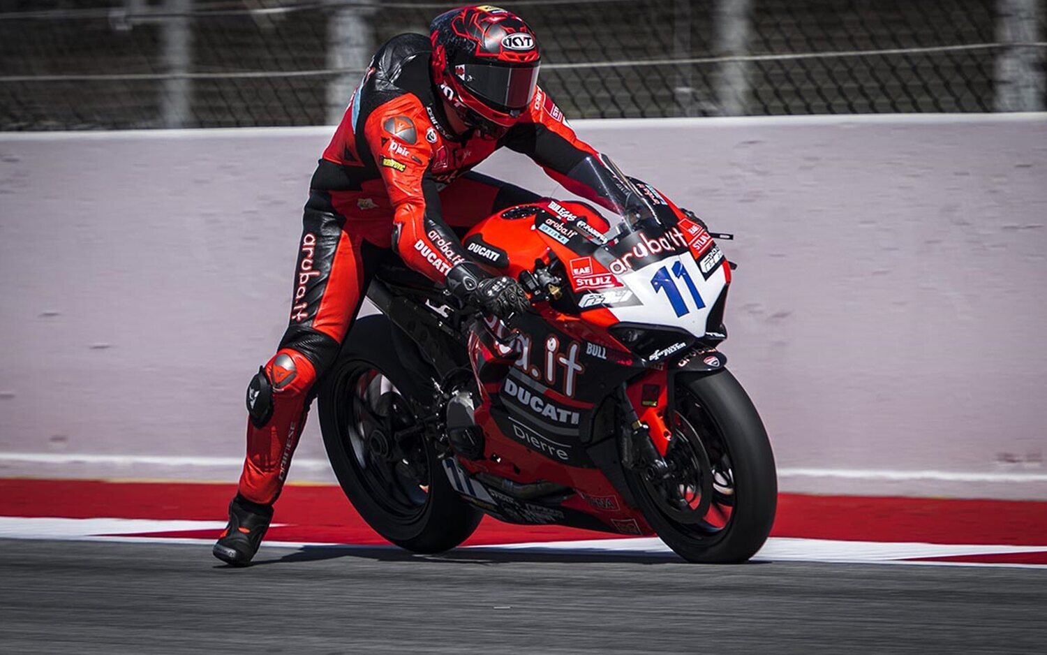 Nicoló Bulega en lo más alto de podio con doblete del MV Agusta