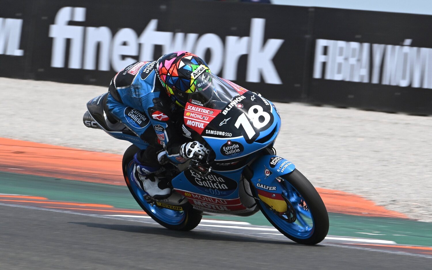 Ángel Piqueras gana la carrera 1 en Cheste
