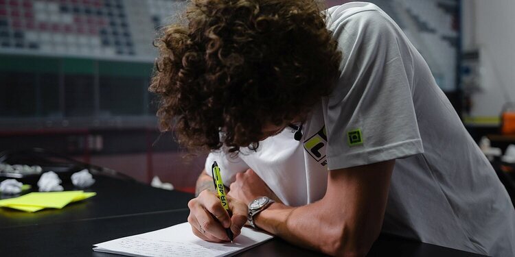 Marco Bezzecchi renueva con el Mooney VR46