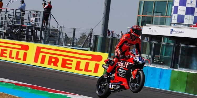 Golpe de campeonato de Nicolò Bulega en Magny-Cours