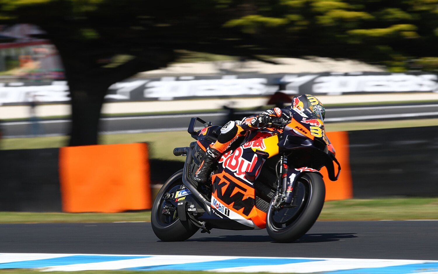 Binder encabeza el dominio de KTM, Bagnaia vuele a la Q1