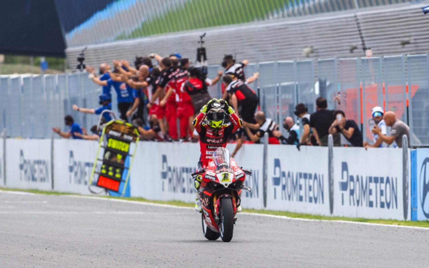 Imparable Bautista, Aegerter suma su primer podio en una carrera con bandera roja