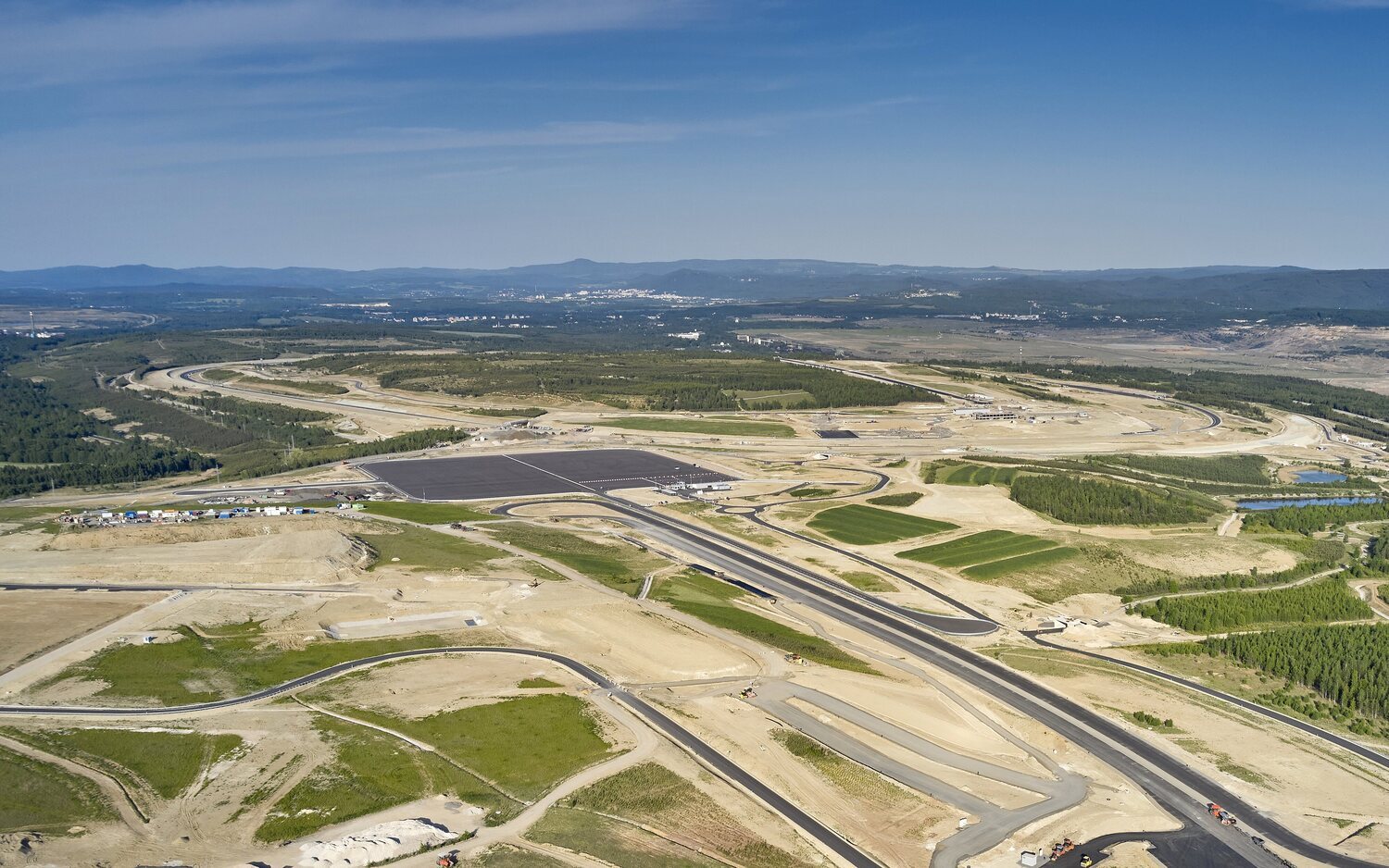 BMW y Mercedes se unen en la carrera eléctrica