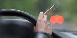 ¿Puedes encender un cigarro al volante? La DGT te vigila (y sí, te puede multar)