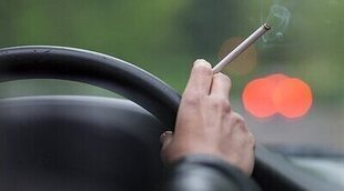 ¿Puedes encender un cigarro al volante? La DGT te vigila (y sí, te puede multar)