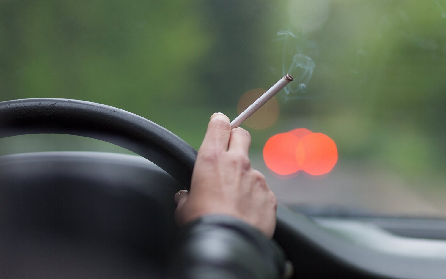 ¿Puedes encender un cigarro al volante? La DGT te vigila (y sí, te puede multar)