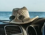 Conducir en verano: chanclas, gafas de sol y cómo puede multarte la DGT