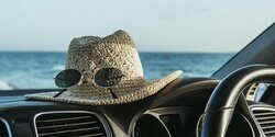 Conducir en verano: chanclas, gafas de sol y cómo puede multarte la DGT por incumplir la ley
