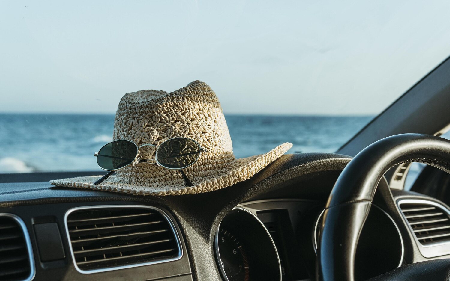 Conducir en verano: chanclas, gafas de sol y cómo puede multarte la DGT por incumplir la ley