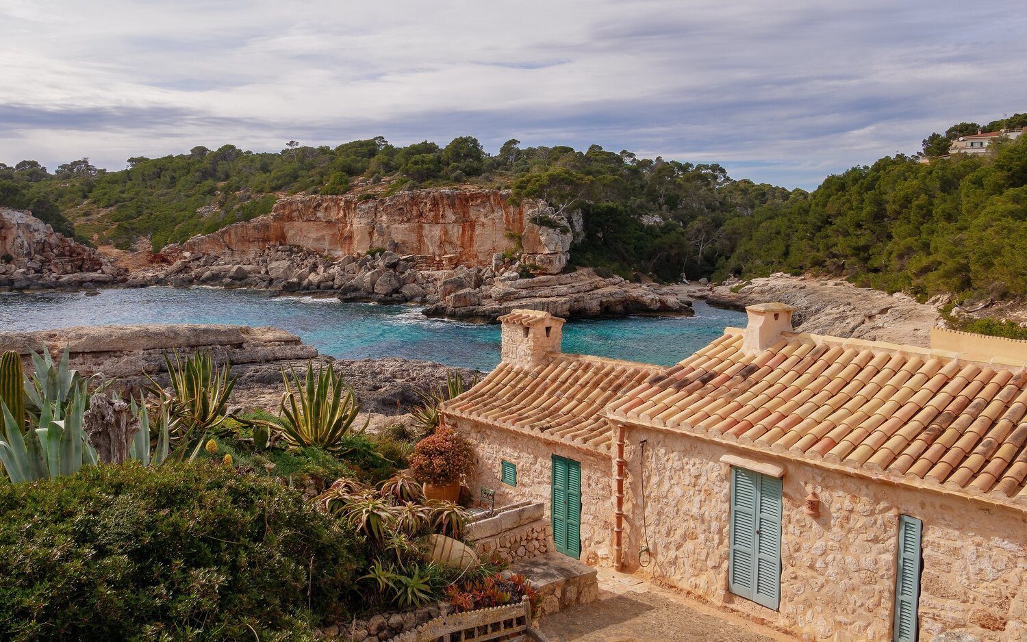 Mallorca planta cara al caos de tráfico: un coche por casa y techo vehicular anual