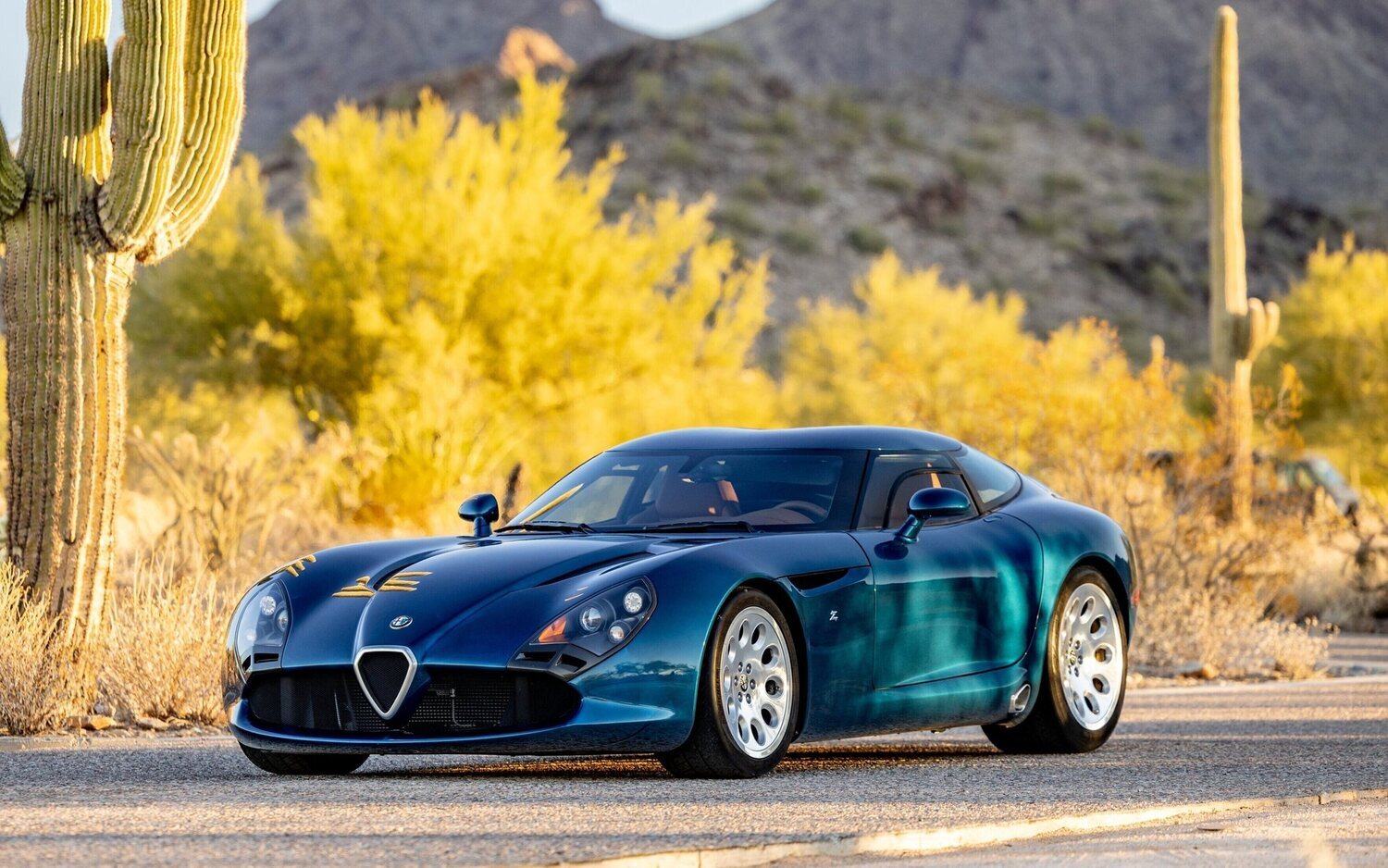 Aparece en el mercado una joya ultra rara: uno de los nueve Alfa Romeo TZ3 Stradale jamás fabricados