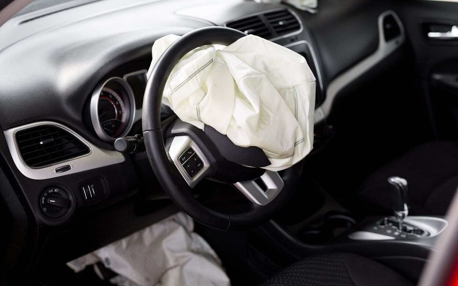 Francia está prohibiendo circular a miles de coches con airbags defectuosos Takata, ¿qué pasa en España?