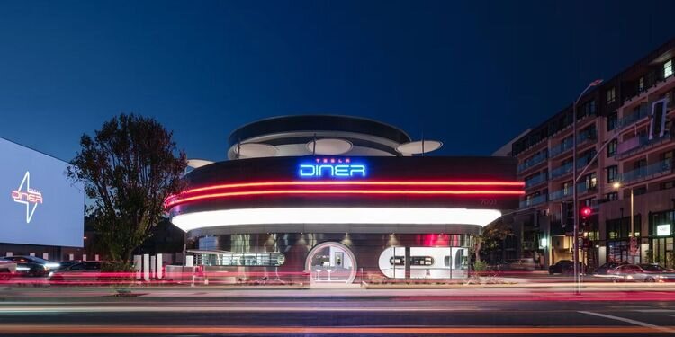 Tesla abre su primer restaurante con supercargadores, robots y autocine en Hollywood