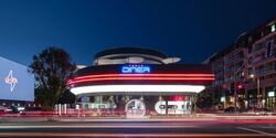Tesla abre su primer restaurante con supercargadores, robots y autocine en Hollywood
