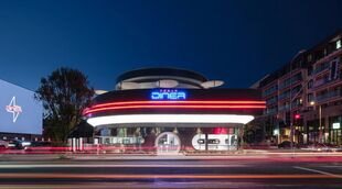 Tesla abre su primer restaurante con supercargadores, robots y autocine en Hollywood