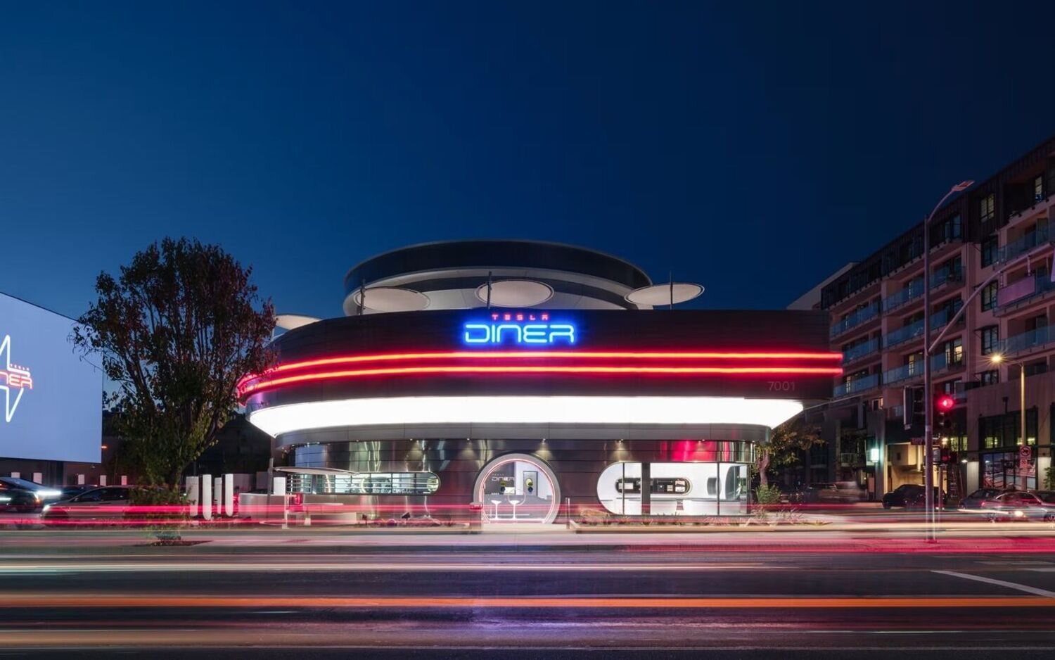Tesla abre su primer restaurante con supercargadores, robots y autocine en Hollywood