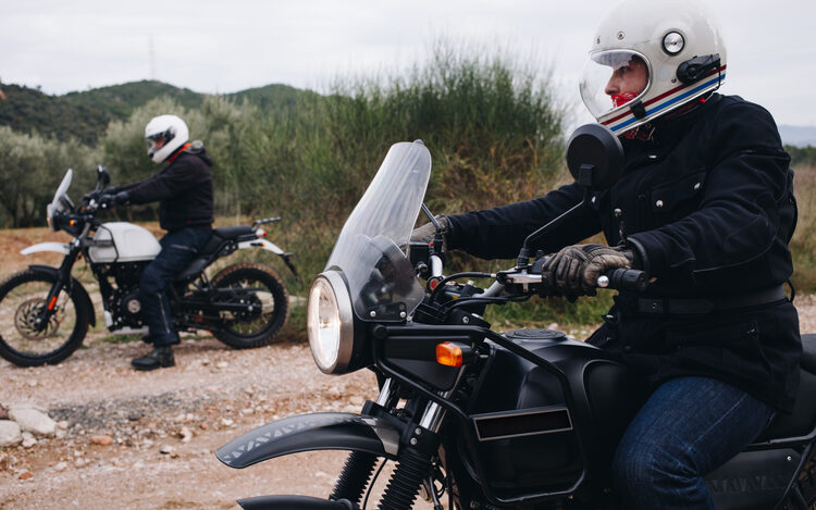 Guantes, calzado cerrado y arcén a 30 km/h: todo lo que cambia para las motos el 1 de octubre