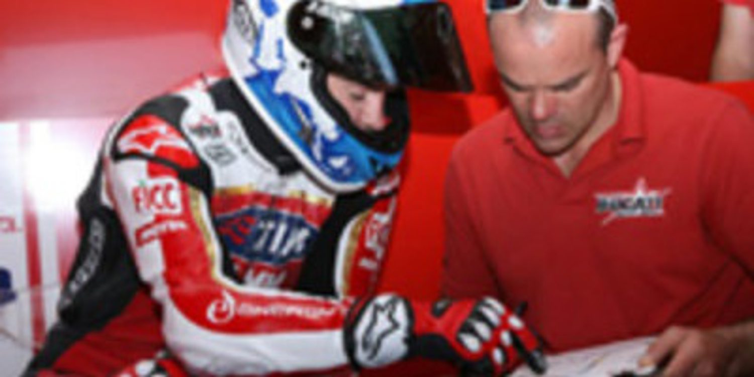 Carlos Checa cierra el test de SuperBikes con el mejor tiempo