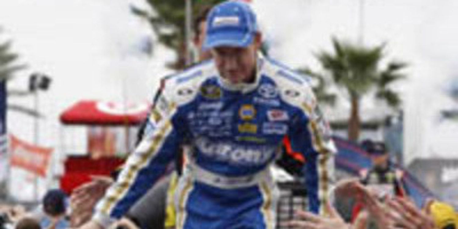Mark Martin activa el cohete, Danica decepciona