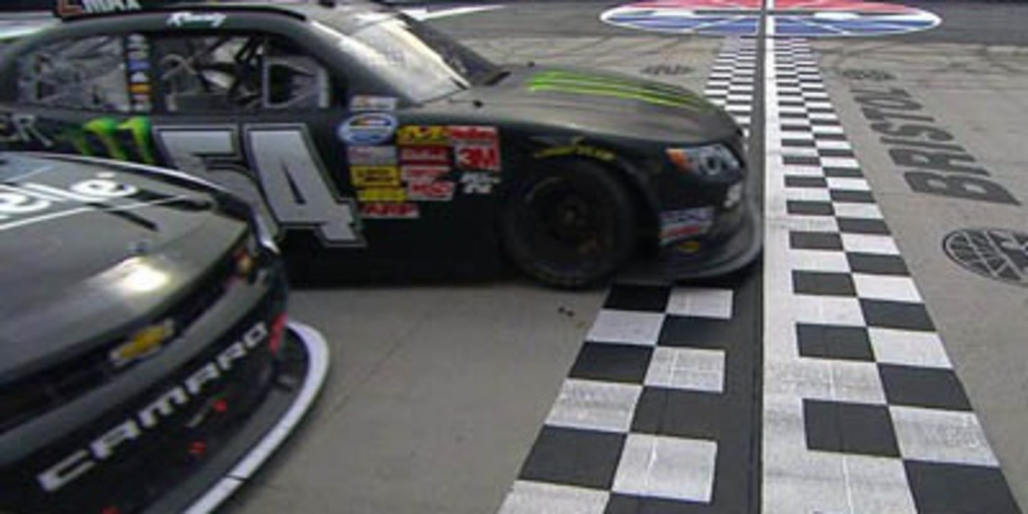 Kyle Busch contra Kyle Larson hasta la línea de meta