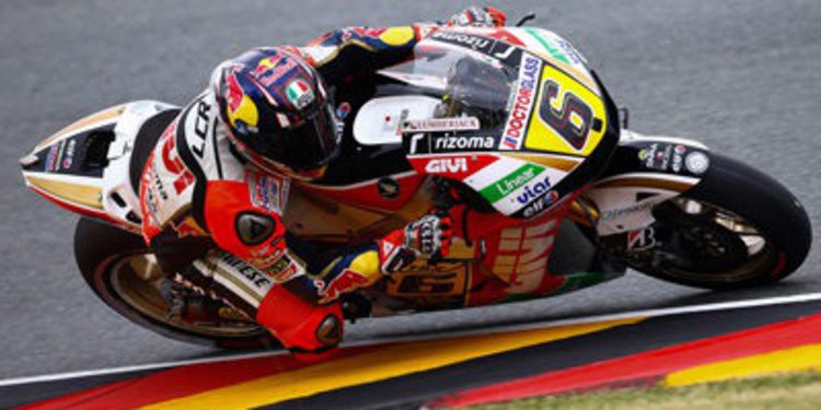 Stefan Bradl da una alegría a su público en los FP2 de MotoGP