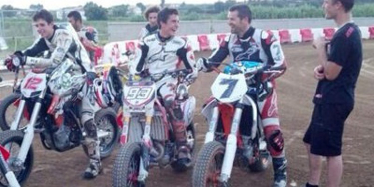Carlos Checa y Marc Márquez se "pican" al dirt track