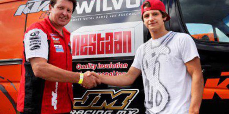 Aleksandr Tonkov firma por el equipo oficial Husqvarna
