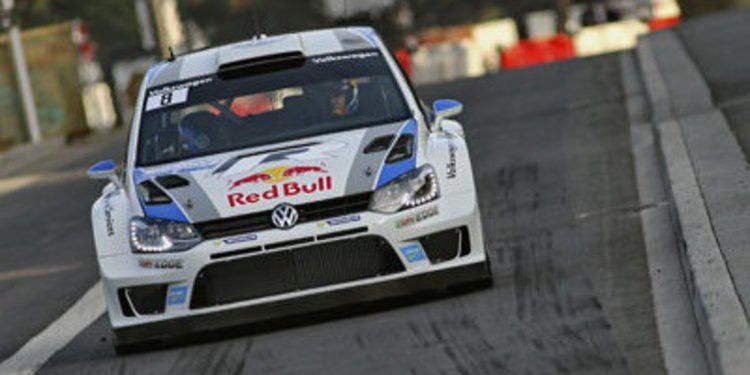 Sebastien Ogier celebra el título ganando el Rally de Francia