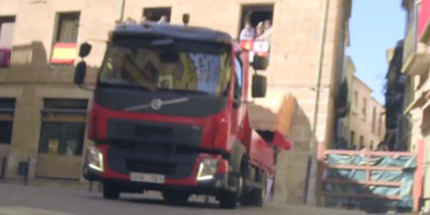 El Volvo FL se promociona entre toros en un encierro