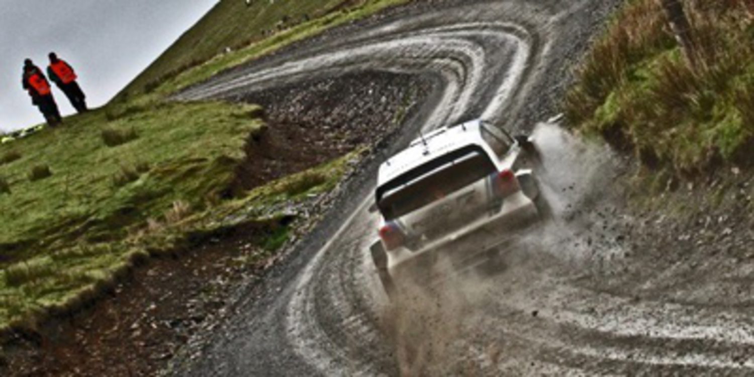 Sebastien Ogier sin rival en Gales. Robert Kubica se retira y Citroën se sonroja