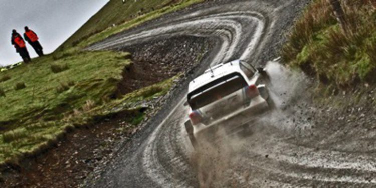 Sebastien Ogier sin rival en Gales. Robert Kubica se retira y Citroën se sonroja