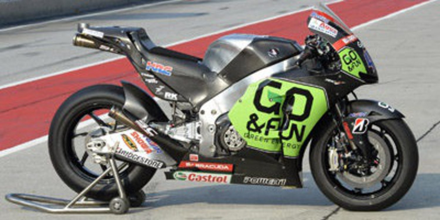 Técnicos de Gresini analizan a sus pilotos en Sepang