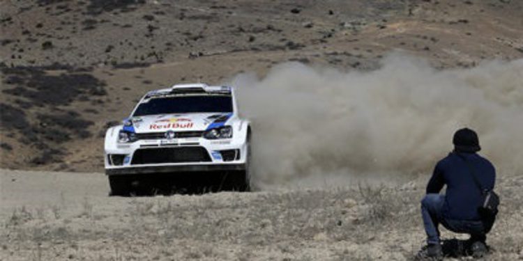 Seb Ogier come 'chocolate' para liderar el Rally de México