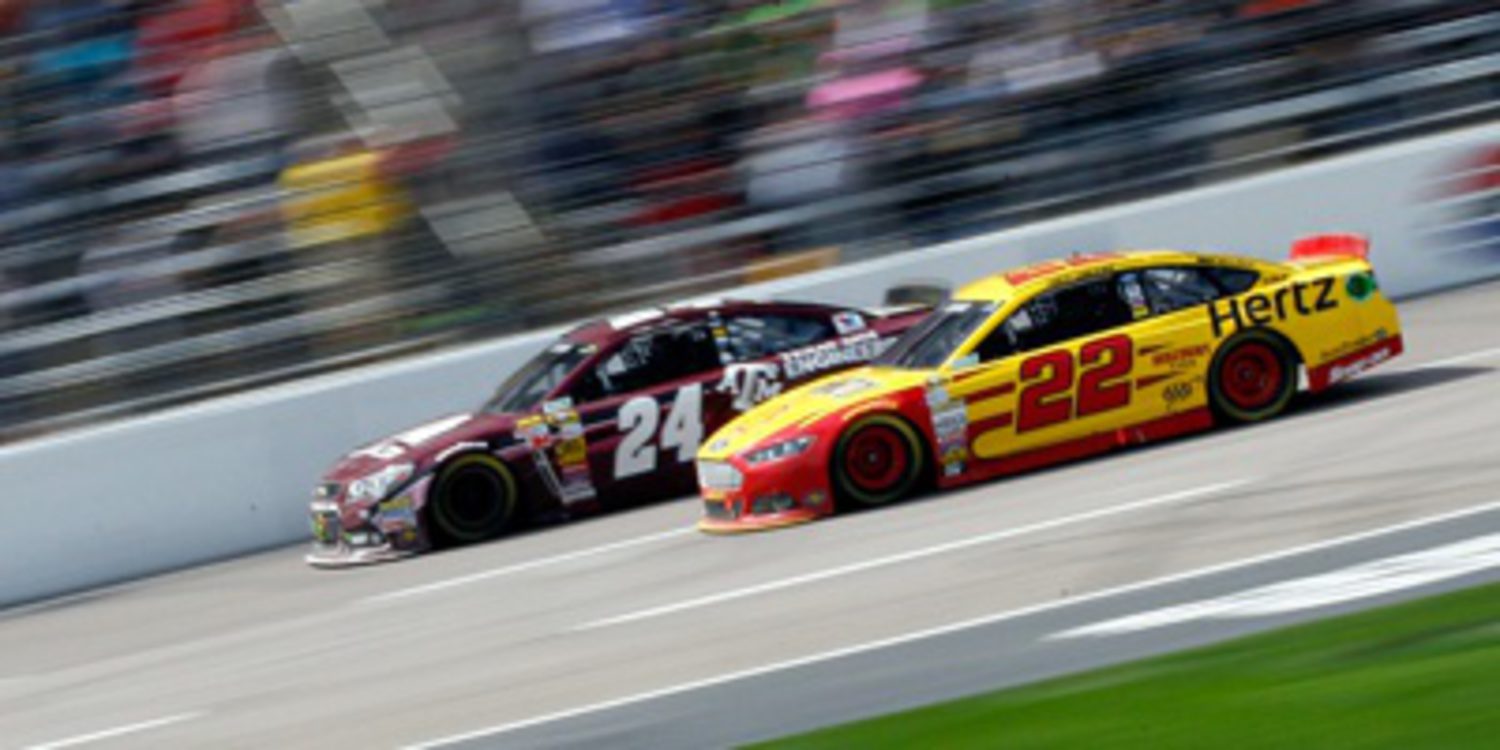 Joey Logano se impone a Jeff Gordon en Texas